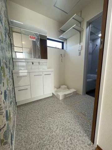 吹田市千里山西3丁目　新築戸建の独立洗面台|朝の支度にも助かる、独立の洗髪洗面化粧台