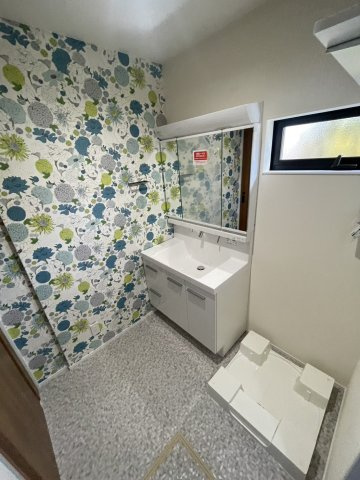 吹田市千里山西3丁目　新築戸建の洗面所|明るい洗面所です