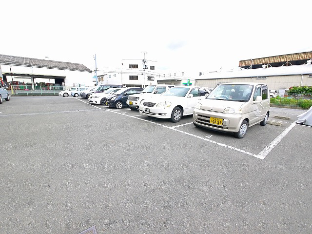 ブレスト北之庄Ⅲの駐車場|駐車場があるので、車を買う予定の方も安心です