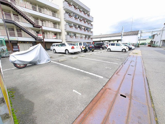 ブレスト北之庄Ⅲの駐車場|駐車場があるので、車を買う予定の方も安心です