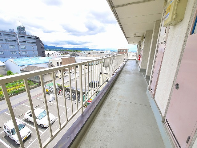 ブレスト北之庄Ⅲのその他共用部分|明るい共有スペース。