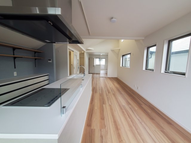 【居間・リビング】 | 杉並区宮前２丁目　新築戸建　D号棟 | 20.5帖のLDK、解放的なキッチン、そして奥行きのあるバルコニー♪♪魅力が詰まった制震ダンパー搭載の新邸！勾配天井や各階に設置された洗面台、ウォークインクローゼット等他にもオススメPOINT多数♪