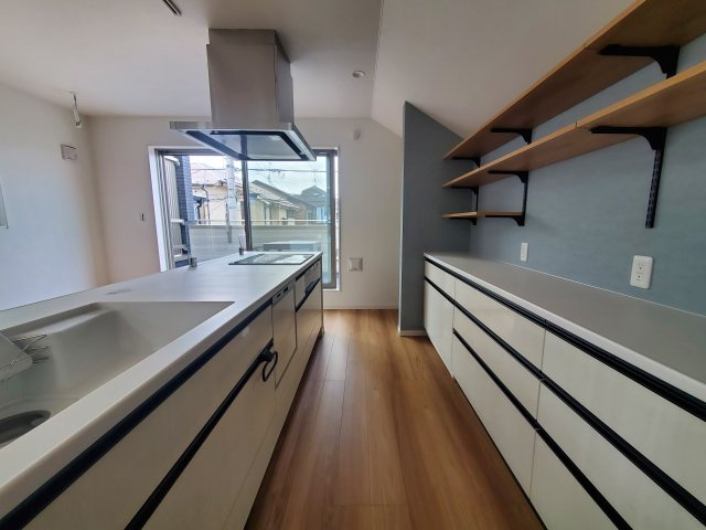【キッチン】 | 杉並区宮前２丁目　新築戸建　D号棟 | 20.5帖のLDK、解放的なキッチン、そして奥行きのあるバルコニー♪♪魅力が詰まった制震ダンパー搭載の新邸！勾配天井や各階に設置された洗面台、ウォークインクローゼット等他にもオススメPOINT多数♪