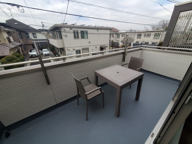 【バルコニー】 | 杉並区宮前２丁目　新築戸建　D号棟 | 20.5帖のLDK、解放的なキッチン、そして奥行きのあるバルコニー♪♪魅力が詰まった制震ダンパー搭載の新邸！勾配天井や各階に設置された洗面台、ウォークインクローゼット等他にもオススメPOINT多数♪