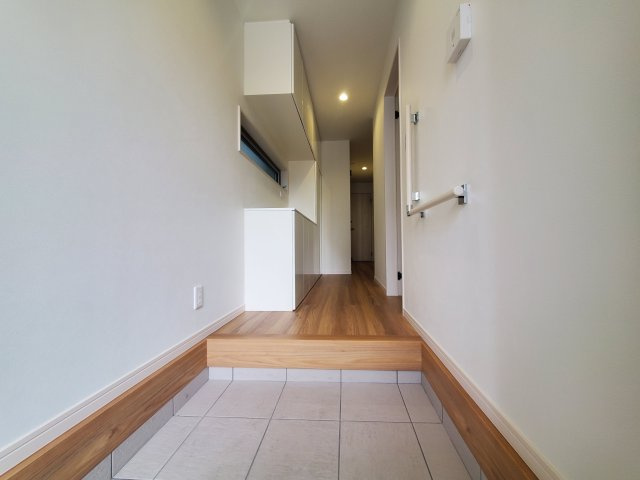 【玄関】 | 杉並区宮前２丁目　新築戸建　D号棟 | 20.5帖のLDK、解放的なキッチン、そして奥行きのあるバルコニー♪♪魅力が詰まった制震ダンパー搭載の新邸！勾配天井や各階に設置された洗面台、ウォークインクローゼット等他にもオススメPOINT多数♪