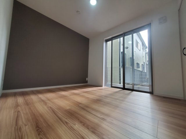 【洋室】 | 杉並区宮前２丁目　新築戸建　D号棟 | 20.5帖のLDK、解放的なキッチン、そして奥行きのあるバルコニー♪♪魅力が詰まった制震ダンパー搭載の新邸！勾配天井や各階に設置された洗面台、ウォークインクローゼット等他にもオススメPOINT多数♪