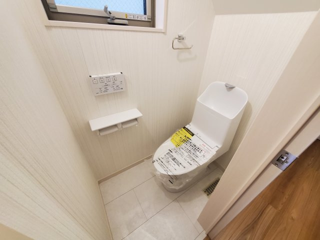 【トイレ】 | 杉並区宮前２丁目　新築戸建　D号棟 | 20.5帖のLDK、解放的なキッチン、そして奥行きのあるバルコニー♪♪魅力が詰まった制震ダンパー搭載の新邸！勾配天井や各階に設置された洗面台、ウォークインクローゼット等他にもオススメPOINT多数♪