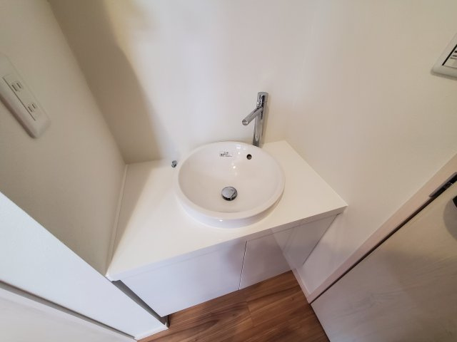 【独立洗面台】 | 杉並区宮前２丁目　新築戸建　D号棟 | 20.5帖のLDK、解放的なキッチン、そして奥行きのあるバルコニー♪♪魅力が詰まった制震ダンパー搭載の新邸！勾配天井や各階に設置された洗面台、ウォークインクローゼット等他にもオススメPOINT多数♪