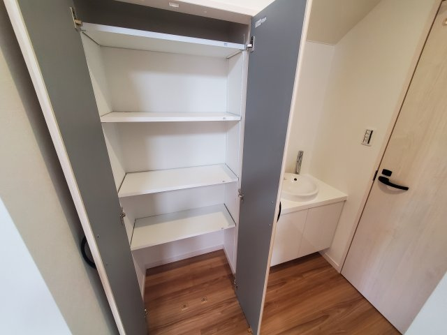 【収納】 | 杉並区宮前２丁目　新築戸建　D号棟 | 20.5帖のLDK、解放的なキッチン、そして奥行きのあるバルコニー♪♪魅力が詰まった制震ダンパー搭載の新邸！勾配天井や各階に設置された洗面台、ウォークインクローゼット等他にもオススメPOINT多数♪