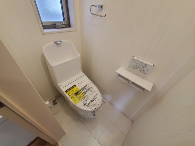 【トイレ】 | 杉並区宮前２丁目　新築戸建　D号棟 | 20.5帖のLDK、解放的なキッチン、そして奥行きのあるバルコニー♪♪魅力が詰まった制震ダンパー搭載の新邸！勾配天井や各階に設置された洗面台、ウォークインクローゼット等他にもオススメPOINT多数♪