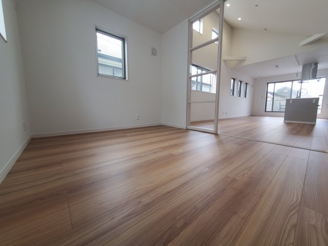 【洋室】 | 杉並区宮前２丁目　新築戸建　D号棟 | 20.5帖のLDK、解放的なキッチン、そして奥行きのあるバルコニー♪♪魅力が詰まった制震ダンパー搭載の新邸！勾配天井や各階に設置された洗面台、ウォークインクローゼット等他にもオススメPOINT多数♪