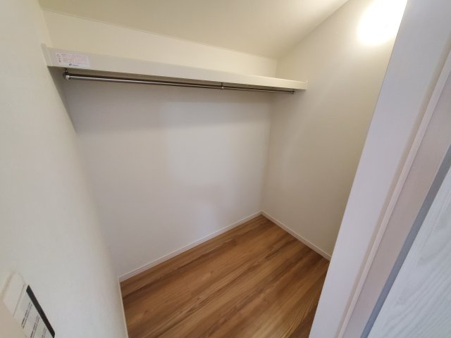 【収納】 | 杉並区宮前２丁目　新築戸建　D号棟 | 20.5帖のLDK、解放的なキッチン、そして奥行きのあるバルコニー♪♪魅力が詰まった制震ダンパー搭載の新邸！勾配天井や各階に設置された洗面台、ウォークインクローゼット等他にもオススメPOINT多数♪