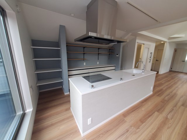 【キッチン】 | 杉並区宮前２丁目　新築戸建　D号棟 | 20.5帖のLDK、解放的なキッチン、そして奥行きのあるバルコニー♪♪魅力が詰まった制震ダンパー搭載の新邸！勾配天井や各階に設置された洗面台、ウォークインクローゼット等他にもオススメPOINT多数♪