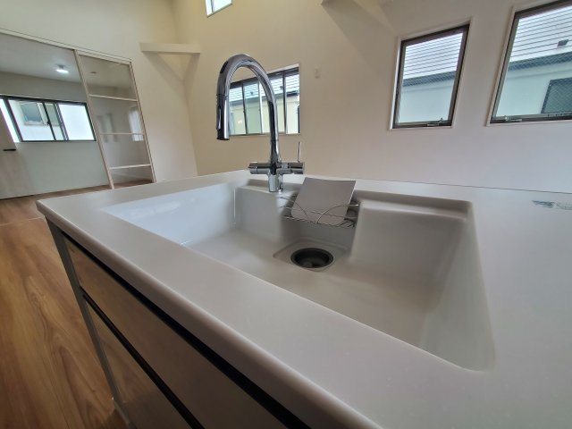 【キッチン】 | 杉並区宮前２丁目　新築戸建　D号棟 | 20.5帖のLDK、解放的なキッチン、そして奥行きのあるバルコニー♪♪魅力が詰まった制震ダンパー搭載の新邸！勾配天井や各階に設置された洗面台、ウォークインクローゼット等他にもオススメPOINT多数♪