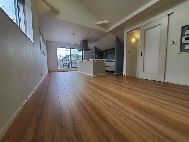 【居間・リビング】 | 杉並区宮前２丁目　新築戸建　D号棟 | 20.5帖のLDK、解放的なキッチン、そして奥行きのあるバルコニー♪♪魅力が詰まった制震ダンパー搭載の新邸！勾配天井や各階に設置された洗面台、ウォークインクローゼット等他にもオススメPOINT多数♪