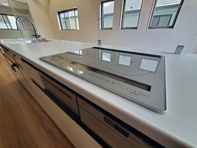 【キッチン】 | 杉並区宮前２丁目　新築戸建　D号棟 | 20.5帖のLDK、解放的なキッチン、そして奥行きのあるバルコニー♪♪魅力が詰まった制震ダンパー搭載の新邸！勾配天井や各階に設置された洗面台、ウォークインクローゼット等他にもオススメPOINT多数♪