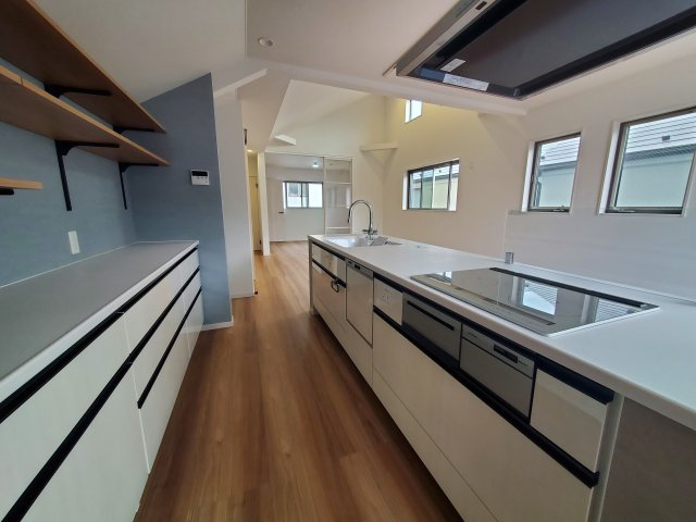 【キッチン】 | 杉並区宮前２丁目　新築戸建　D号棟 | 20.5帖のLDK、解放的なキッチン、そして奥行きのあるバルコニー♪♪魅力が詰まった制震ダンパー搭載の新邸！勾配天井や各階に設置された洗面台、ウォークインクローゼット等他にもオススメPOINT多数♪