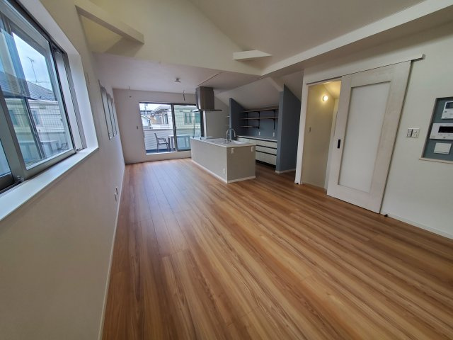 【居間・リビング】 | 杉並区宮前２丁目　新築戸建　D号棟 | 20.5帖のLDK、解放的なキッチン、そして奥行きのあるバルコニー♪♪魅力が詰まった制震ダンパー搭載の新邸！勾配天井や各階に設置された洗面台、ウォークインクローゼット等他にもオススメPOINT多数♪