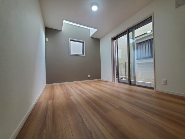 【洋室】 | 杉並区宮前２丁目　新築戸建　D号棟 | 20.5帖のLDK、解放的なキッチン、そして奥行きのあるバルコニー♪♪魅力が詰まった制震ダンパー搭載の新邸！勾配天井や各階に設置された洗面台、ウォークインクローゼット等他にもオススメPOINT多数♪