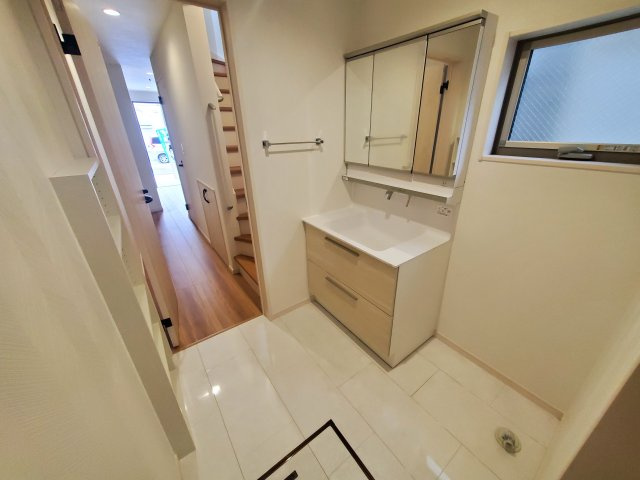 【独立洗面台】 | 杉並区宮前２丁目　新築戸建　D号棟 | 20.5帖のLDK、解放的なキッチン、そして奥行きのあるバルコニー♪♪魅力が詰まった制震ダンパー搭載の新邸！勾配天井や各階に設置された洗面台、ウォークインクローゼット等他にもオススメPOINT多数♪