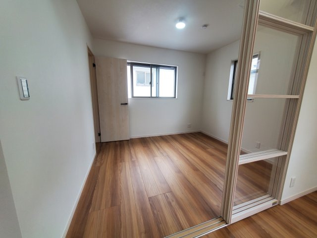 【洋室】 | 杉並区宮前２丁目　新築戸建　D号棟 | 20.5帖のLDK、解放的なキッチン、そして奥行きのあるバルコニー♪♪魅力が詰まった制震ダンパー搭載の新邸！勾配天井や各階に設置された洗面台、ウォークインクローゼット等他にもオススメPOINT多数♪