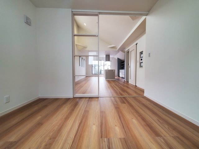 【洋室】 | 杉並区宮前２丁目　新築戸建　D号棟 | 20.5帖のLDK、解放的なキッチン、そして奥行きのあるバルコニー♪♪魅力が詰まった制震ダンパー搭載の新邸！勾配天井や各階に設置された洗面台、ウォークインクローゼット等他にもオススメPOINT多数♪