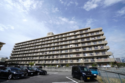 【外観】 | 【上質リノベ】サーパス海老園 | 【耐震性】
耐震性の高さを判断するポイントは、
建築確認申請日が1981年6月1日以降の
新耐震基準に適合しているかどうか。
震度６程度の大地震でも
建物が崩壊しないレベルが基準になりました。