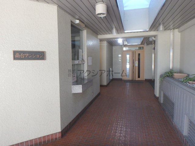 南台マンションA棟のエントランス