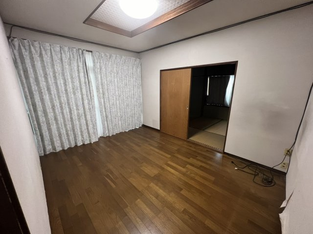 松江町　中古の洋室