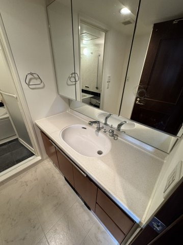 セレッソコート梅田北パークフロントの洗面所|スペースが確保できる洗面所です