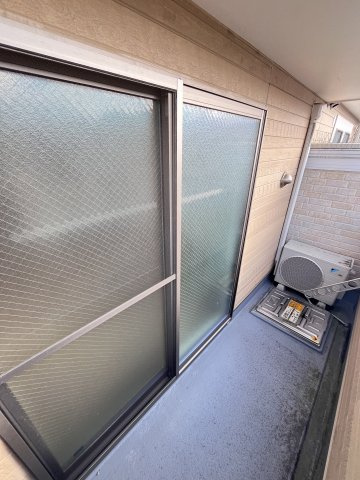 大阪市城東区鴫野東２丁目のアパートのバルコニー