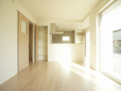 【居間・リビング】 | オピュロンス | 快適に過ごせるエアコンが付いています♪