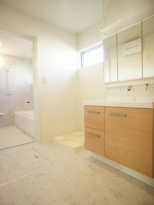 【独立洗面台】 | オピュロンス | 洗髪洗面化粧台と洗濯機置き場があります♪