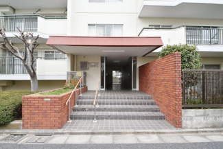【エントランス】 | お客様を、そして住人を出迎えてくれるマンションのエントランス。ゴミが落ちていないことからも、管理状態の良さや住民の節度の高さが見て取れます。～即日のご見学可能～　お問合せはお気軽にどうぞ。