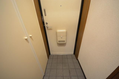 【玄関】 | ドミール上ノ台 | シューズボックス付きの玄関です。