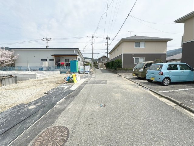 糟屋郡篠栗町中央2丁目（2号棟）の前面道路含む現地写真|前面道路と敷地はフラットです！