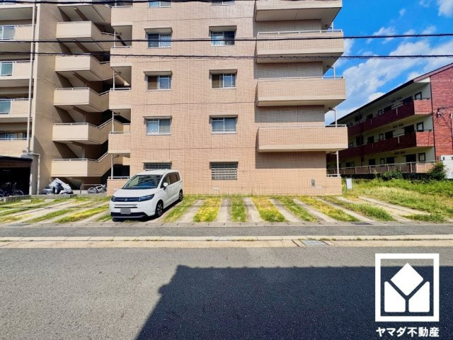 ライオンズマンション宇治の駐車場