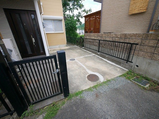 白毫寺町貸戸建住宅の駐車場|駐車場があるので、車を買う予定の方も安心です