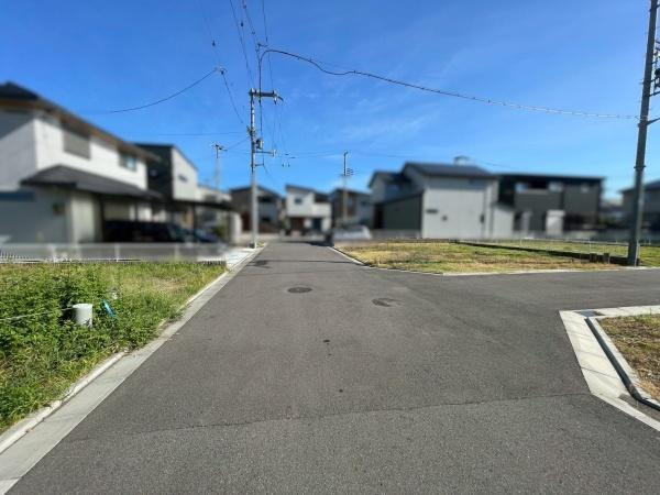 ジョーブタウン西小二里2（20号地の内容で登録）の前面道路含む現地写真