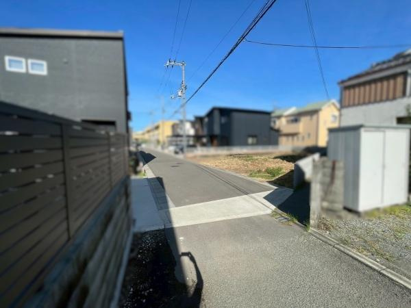 ジョーブタウン西小二里2（20号地の内容で登録）の前面道路含む現地写真