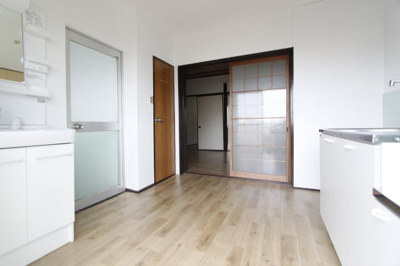 【居間・リビング】 | マンション鈴蘭荘 | ゆったり過ごせる居間です