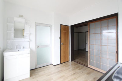 【居間・リビング】 | マンション鈴蘭荘 | ゆったりとした居間です