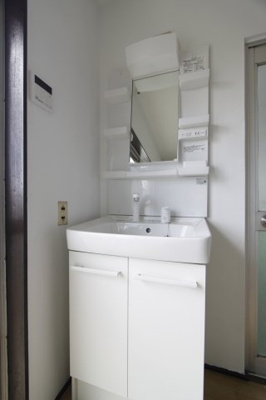 【独立洗面台】 | マンション鈴蘭荘 | 独立洗面台、小物を置くことができて便利です