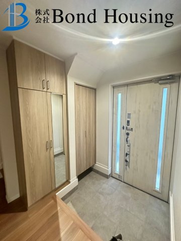 「LDK18帖」「収納充実」松が丘 全2棟  B号棟の玄関