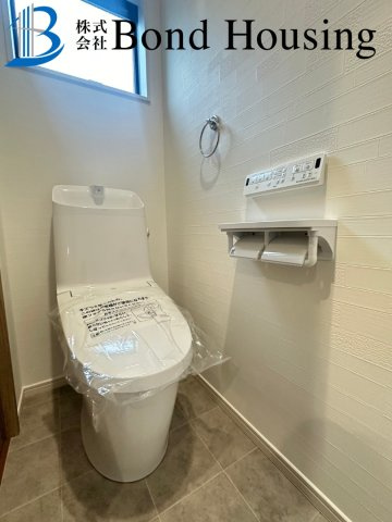 「LDK18帖」「収納充実」松が丘 全2棟  B号棟のトイレ