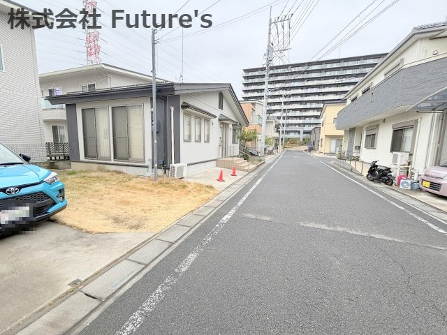 三郷市中央5丁目　中古平屋戸建の前面道路含む現地写真|前面道路含む現地写真になります。