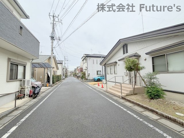 三郷市中央5丁目　中古平屋戸建の前面道路含む現地写真|前面道路含む現地写真になります。