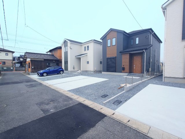 ーBloomーブルームー小倉南区中曽根東4丁目1期　【小倉南区　新築戸建て】の前面道路含む現地写真|物件の前の駐車スペースも広く広々感じられます♪【小倉南区　新築戸建て】