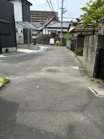 売土地　四條畷市中野本町（建築条件無し上物有）の前面道路含む現地写真