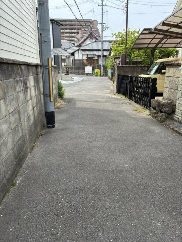 売土地　四條畷市中野本町（建築条件無し上物有）の前面道路含む現地写真